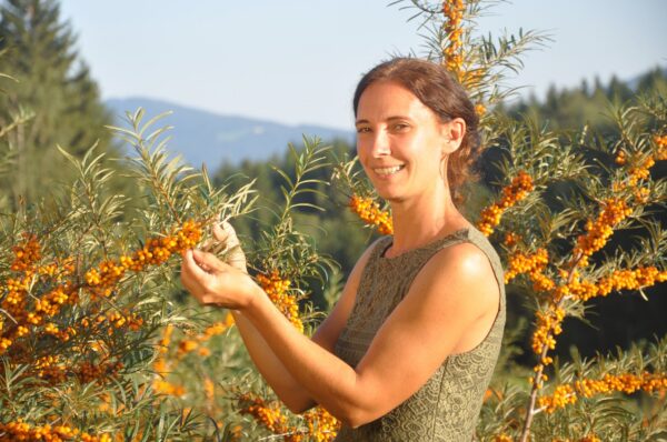 Tanja Kroisleitner im Sanddorngarten